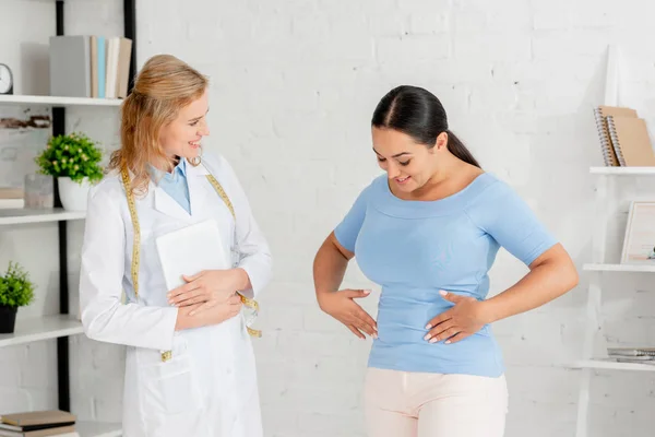 Nutricionista Sonriente Sosteniendo Tableta Digital Mirando Paciente Clínica — Foto de Stock