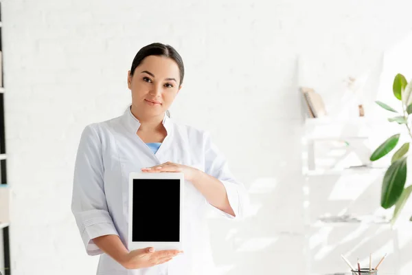 Attractive Dermatologist Holding Digital Tablet Looking Camera Clinic — Stock Photo, Image