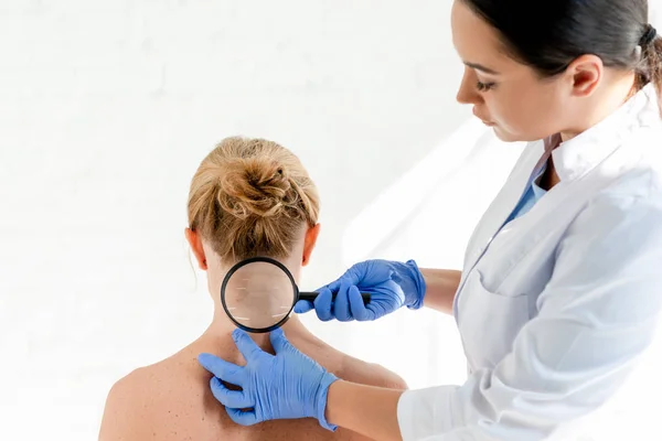 Dermatologe Untersucht Haut Von Patientin Mit Lupe Klinik — Stockfoto