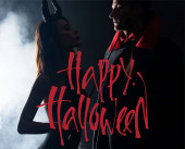 schöner Mann in Mantel, der Mädchen mit Hörnern ansieht, die Peitsche auf schwarzem Hintergrund mit Rauch und fröhlicher Halloween-Illustration halten