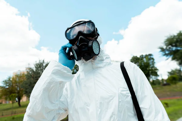 Cleaning Specialist Hazmat Suit Respirator Talking Cellphone Outdoors Covid Pandemic — Stock Photo, Image
