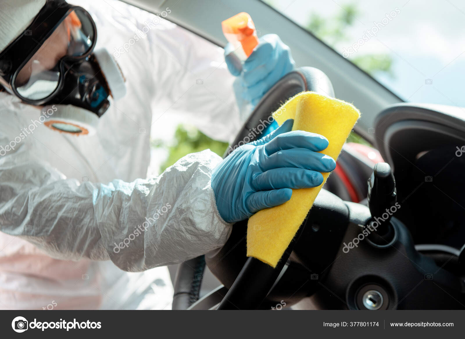nettoyage voiture intérieur et pulvérisation avec désinfection