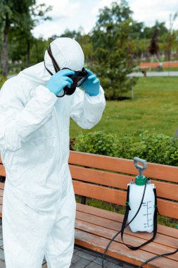 Koronavirüs salgını sırasında parkta dezenfekte masası ve solunum masası uzmanı.
