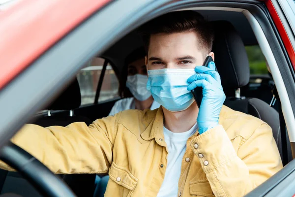 Conductor Máscara Médica Guantes Hablando Por Celular Taxi Con Pasajero — Foto de Stock