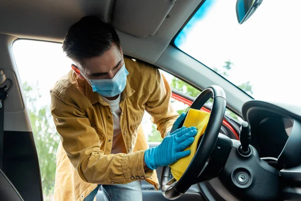 Man Medicinsk Mask Och Latex Handskar Rengöring Bil Interiör Med — Stockfoto