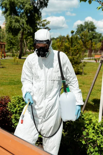 Especialista Terno Hazmat Respirador Desinfectando Banco Parque Durante Pandemia Coronavírus — Fotografia de Stock