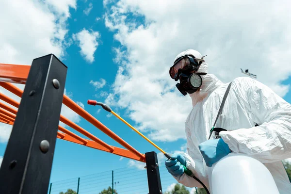 Professionele Specialist Hazmat Pak Masker Desinfecteren Sportveld Park Tijdens Covid — Stockfoto