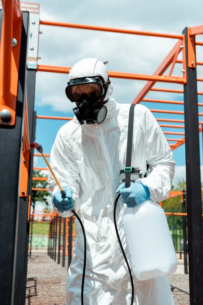 Especialista Traje Felpudo Respirador Desinfectando Campo Deportivo Parque Durante Pandemia — Foto de Stock