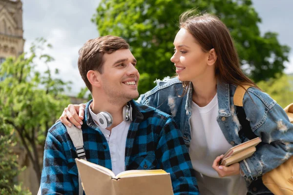 Glada Och Unga Studenter Tittar Varandra Medan Håller Böcker — Stockfoto