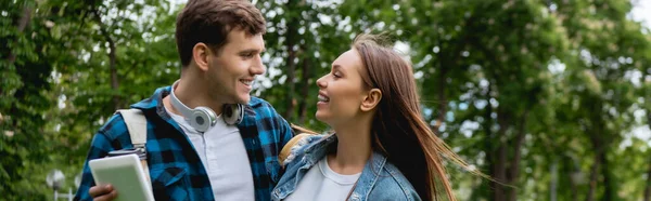 Imagen Horizontal Estudiantes Alegres Jóvenes Mirándose Unos Otros — Foto de Stock