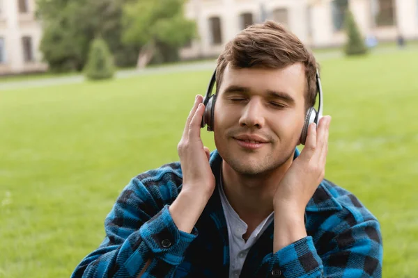 Estudiante Feliz Con Los Ojos Cerrados Tocando Auriculares Inalámbricos Escuchando —  Fotos de Stock