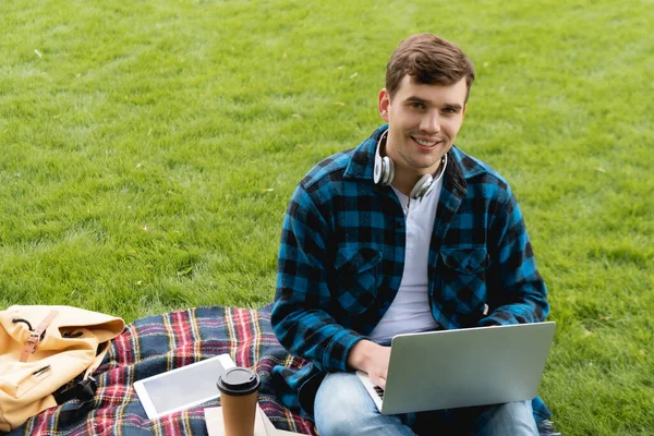 Szczęśliwy Student Pomocą Laptopa Pobliżu Tabletu Cyfrowego Papierowej Filiżanki Koc — Zdjęcie stockowe