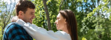  Parkta kucaklaşan mutlu çiftin web sitesi başlığı 