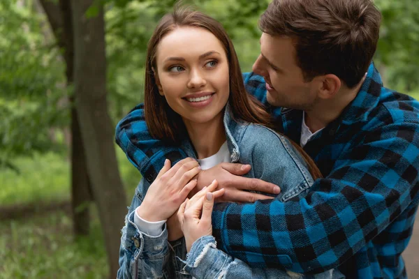 Bello Studente Sorridente Abbracciando Bella Ragazza Nel Parco Verde — Foto Stock