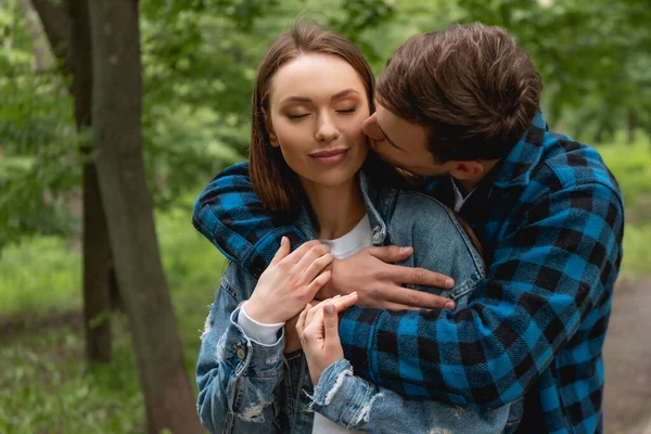 Joven Estudiante Besos Mejilla Bonita Novia Verde Parque —  Fotos de Stock