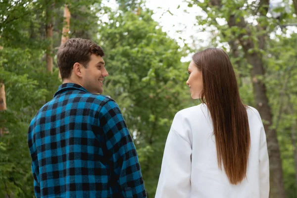 Stilig Pojkvän Och Flickvän Tittar Varandra Parken — Stockfoto