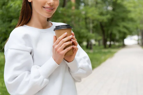 Vista Recortada Chica Feliz Sosteniendo Café Para Taza Papel — Foto de Stock