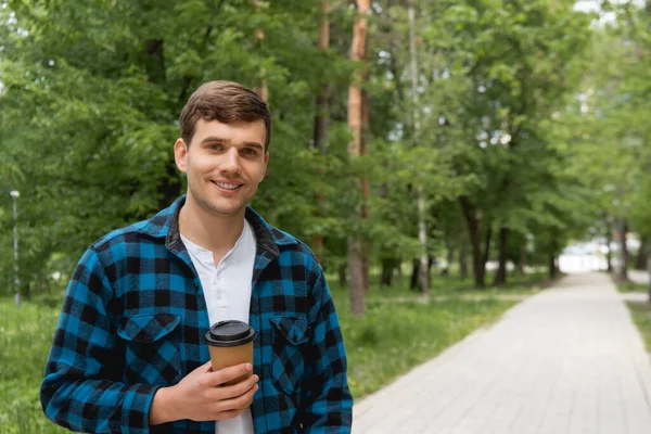 Estudiante Guapo Pie Sonriendo Mientras Sostiene Taza Papel — Foto de Stock