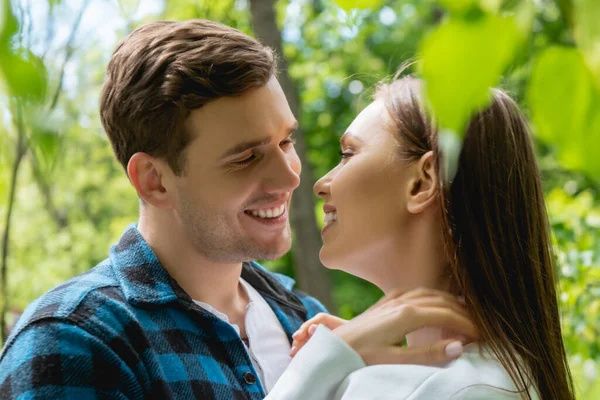 Selective Focus Cheerful Girl Smiling Man Looking Each Other Park — Stock Photo, Image