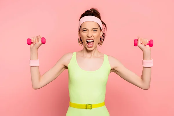 Emocionální Sportovkyně Při Pohledu Kameru Cvičení Činkami Růžové — Stock fotografie