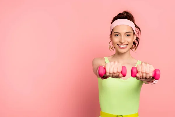 Mutlu Sporcu Kadın Pembe Halterlerle Egzersiz Yapıyor — Stok fotoğraf