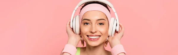 Οριζόντια Εικόνα Του Χαρούμενου Κοριτσιού Αγγίζοντας Ακουστικά Ακούγοντας Μουσική Απομονωμένη — Φωτογραφία Αρχείου