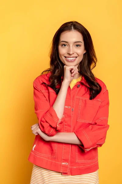 Alegre Joven Mujer Tocando Cara Mirando Cámara Amarillo — Foto de Stock