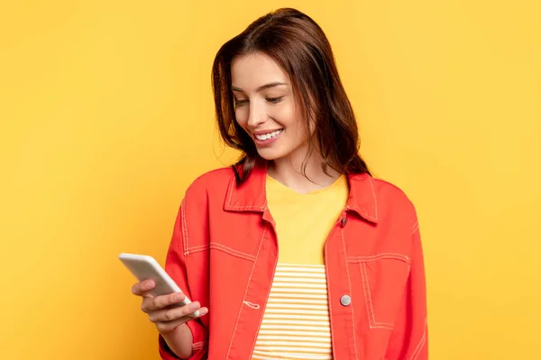 Mujer Joven Feliz Usando Teléfono Inteligente Aislado Amarillo — Foto de Stock