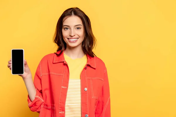 Feliz Joven Sosteniendo Teléfono Inteligente Con Pantalla Blanco Aislado Amarillo — Foto de Stock