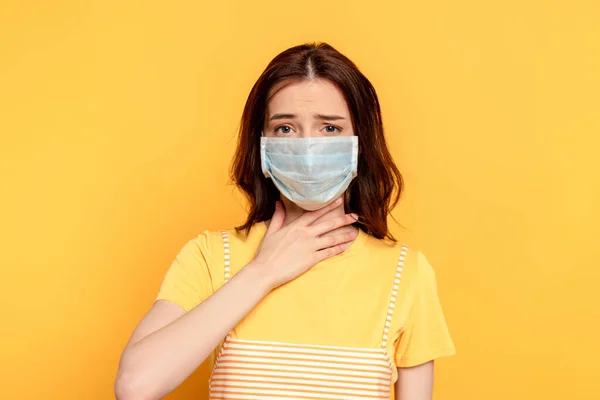 Jonge Vrouw Medisch Masker Aanraken Hals Geïsoleerd Geel — Stockfoto
