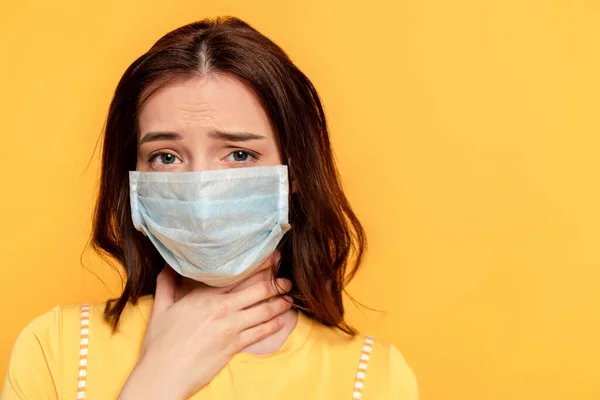 Kranke Junge Frau Medizinischer Maske Berührt Hals Während Halsschmerzen Isoliert — Stockfoto