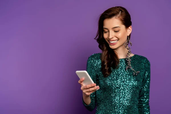 Mujer Joven Feliz Mirando Teléfono Inteligente Púrpura — Foto de Stock