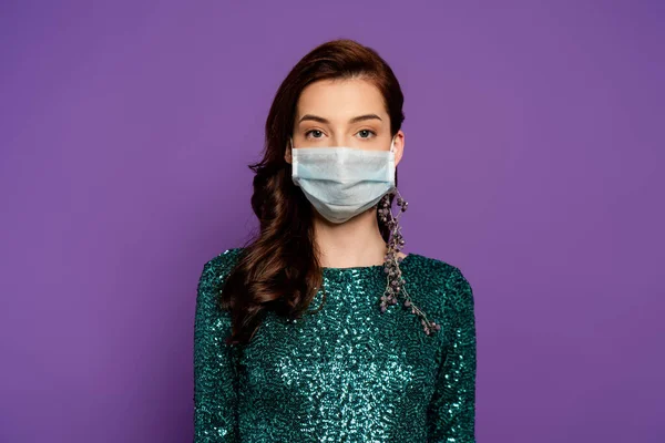 Elbise Tıbbi Maske Takmış Genç Bir Kadın Mor Kameraya Bakıyor — Stok fotoğraf