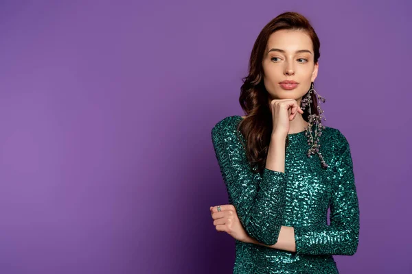 Giovane Donna Pensierosa Abito Toccare Viso Guardando Lontano Sul Viola — Foto Stock