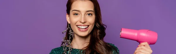 Horizontální Obraz Veselá Žena Pomocí Vysoušeče Vlasů Izolované Fialové — Stock fotografie