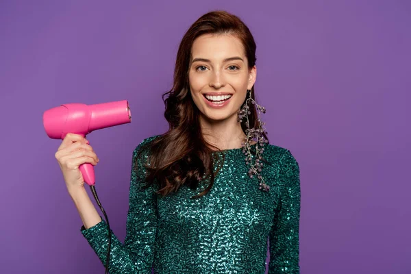年轻快乐的女人用紫色的吹风机 — 图库照片