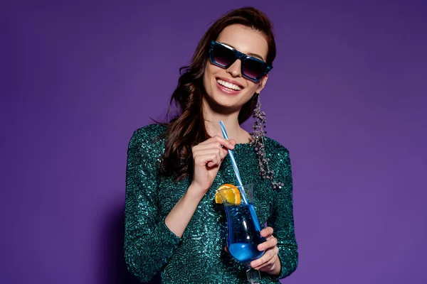 Mujer Feliz Gafas Sol Sosteniendo Paja Vidrio Con Cóctel Alcohol — Foto de Stock