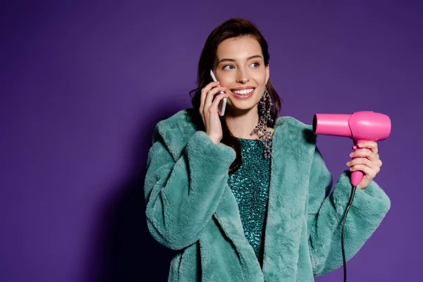 Menina Alegre Falando Smartphone Segurar Secador Cabelo Roxo — Fotografia de Stock