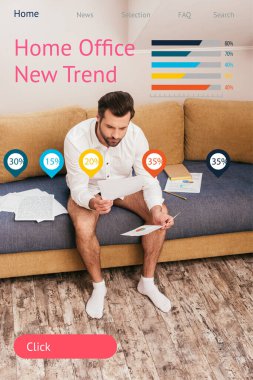 Külotlu ve tişörtlü serbest çalışan kanepe üzerinde çizelgeler olan belgelere bakıyor, yeni moda illüstrasyonlar.