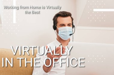 Medikal maskeli serbest çalışanın kulaklık kullanırken evdeki bilgisayarda, ofis illüstrasyonunda seçici odak noktası.