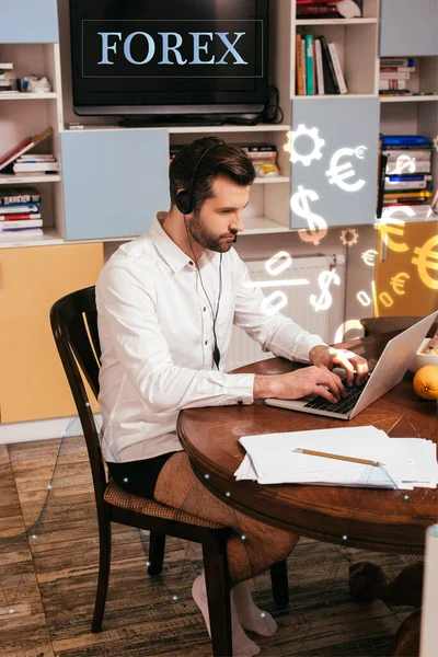 Enfoque Selectivo Del Freelancer Camisa Bragas Usando Auriculares Portátil Cerca — Foto de Stock