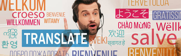 Панорамная ориентация шокированного фрилансера в наушниках, показывающая жест идеи во время видеозвонка на ноутбуке, иллюстрация перевода
