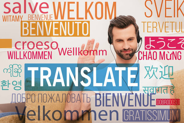 Выборочный фокус улыбающейся телеведущей в наушниках, машущей рукой во время видеочата на ноутбуке дома, иллюстрация перевода
