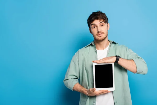 Joven Guapo Mostrando Tableta Digital Con Pantalla Blanco Azul —  Fotos de Stock