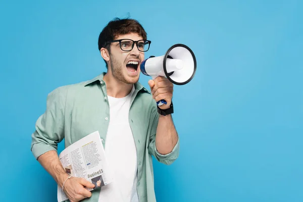 Homem Agressivo Segurando Jornal Enquanto Gritando Megafone Azul — Fotografia de Stock