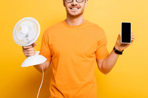 Vista Cortada Homem Sorridente Segurando Smartphone Com Tela Branco Ventilador — Fotografia de Stock