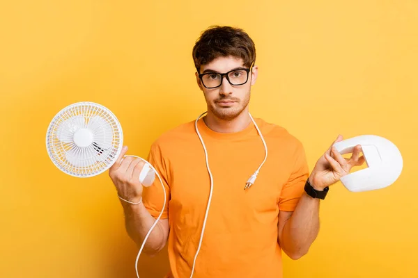 Confused Man Eyeglasses Holding Broken Electric Fan Yellow — Stock Photo, Image