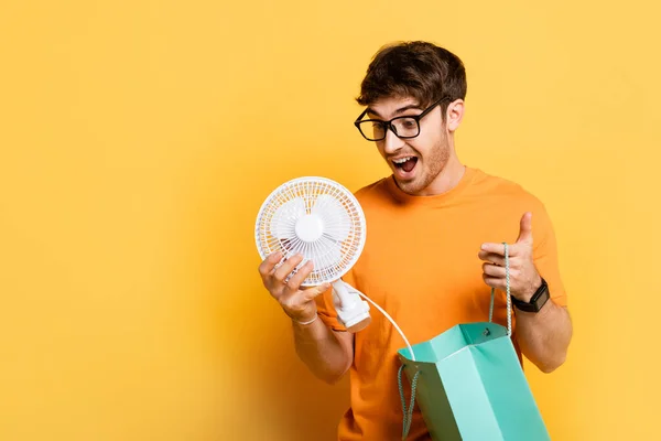 Hombre Sorprendido Gafas Con Bolsa Compras Con Nuevo Ventilador Eléctrico —  Fotos de Stock