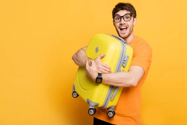 Excited Male Tourist Holding Suitcase Summer Vacation Yellow — Stock Photo, Image