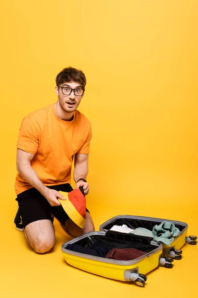 Surprised Male Tourist Packing Luggage Summer Vacation Yellow — Stock Photo, Image